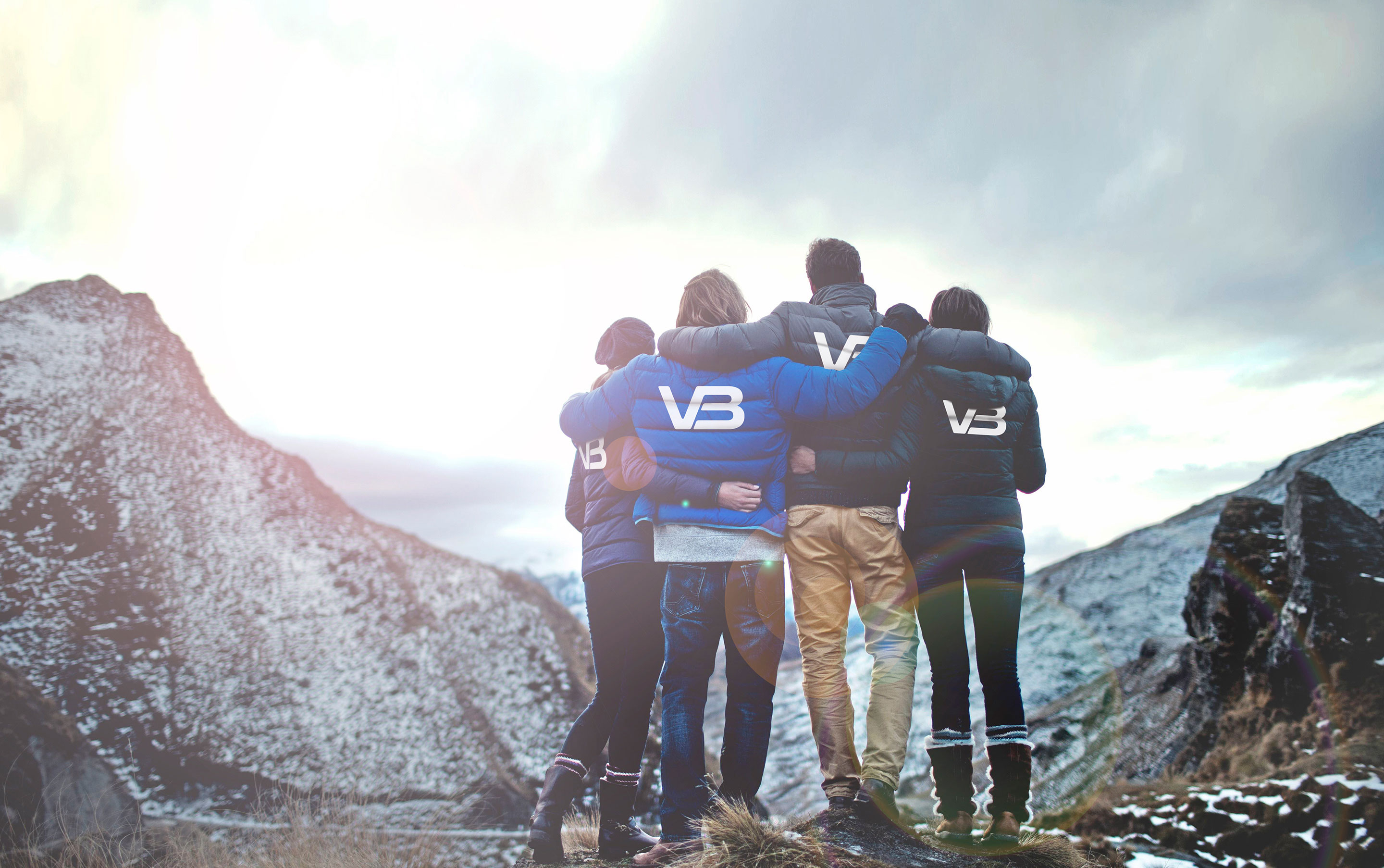 VB-rørleggere med ryggen til kamera og armene rundt hverandre.